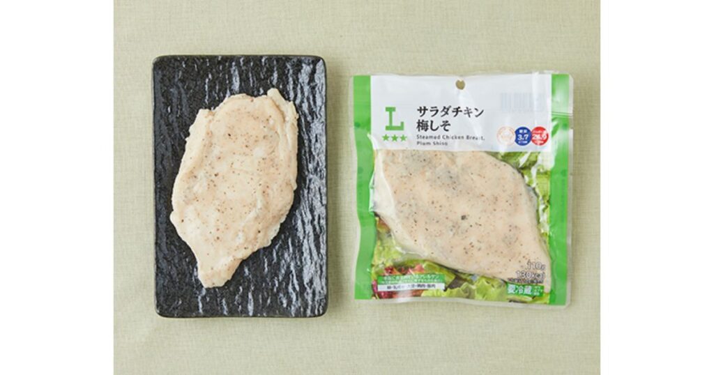 ローソンの「サラダチキン 梅しそ」のパッケージと、黒い角皿に盛り付けられた中身のサラダチキン。