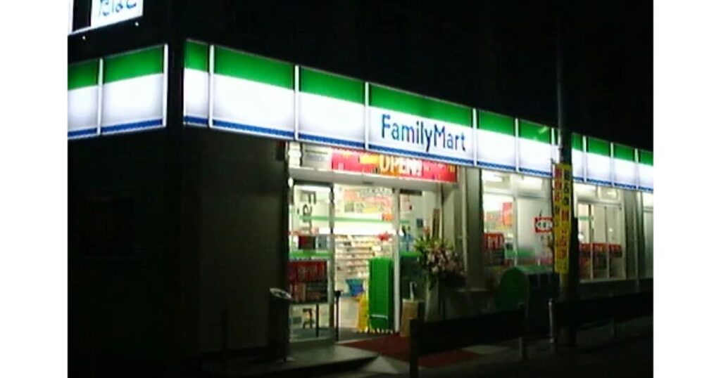 夜のファミリーマートの店舗外観。