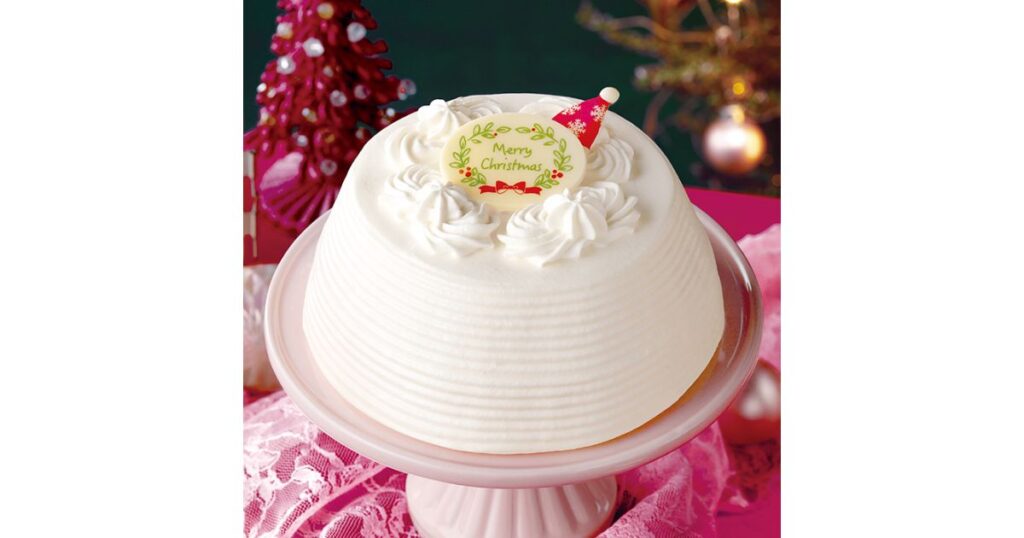 ピンクのケーキスタンドに載った、白いホイップクリームときれいなドーム型が特徴的なクリスマスかまくらケーキ。