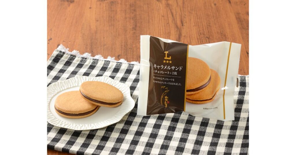 ローソンのウチカフェ「キャラメルサンド」のパッケージと、お皿に盛り付けられた2枚のキャラメルサンドクッキー。