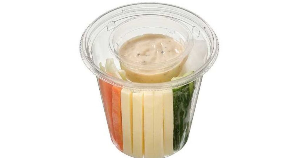 縦長の透明カップに入ったきゅうり、大根、にんじんの野菜スティックと、中央にセットされたディップソース