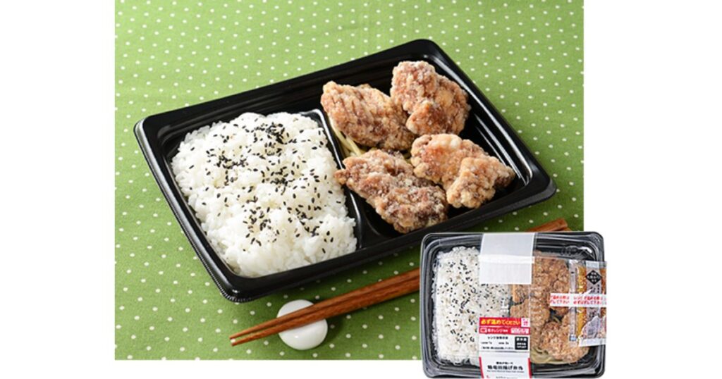 黒ごまがかかった白飯と、大きな鶏の唐揚げが4個入った、ボリューム感のある定番のコンビニ唐揚げ弁当。