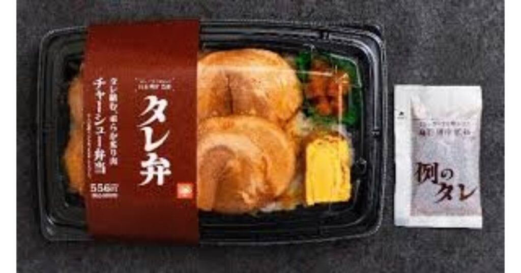 「タレ弁 チャーシュー弁当」のパッケージ。厚切りチャーシューと玉子焼きが入っており、別添えの「例のタレ」が横に置かれている。