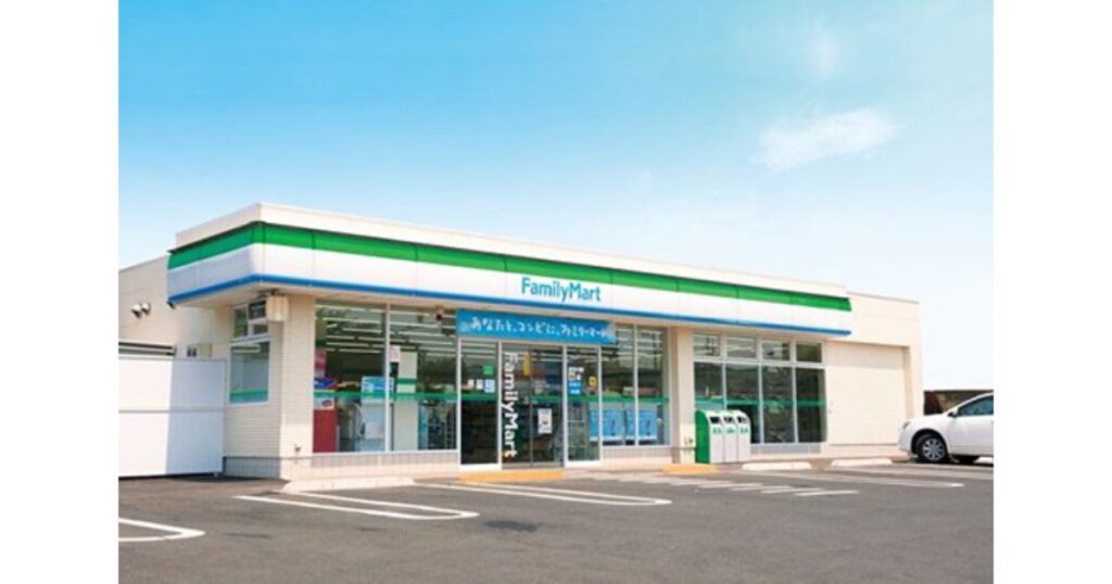 晴天の下に佇む広々とした駐車場を備えたファミリーマートの店舗外観