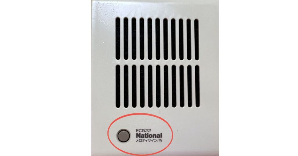 National(ナショナル)のロゴとEC522の型番が印字された古いメロディサインの拡大写真
