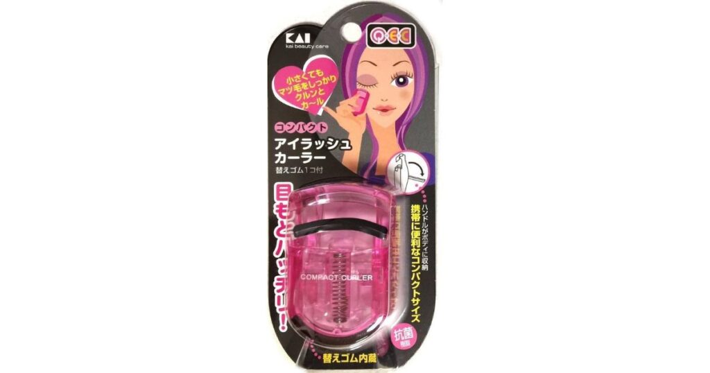 KAI（貝印）のピンク色「コンパクトアイラッシュカーラー」のパッケージ画像