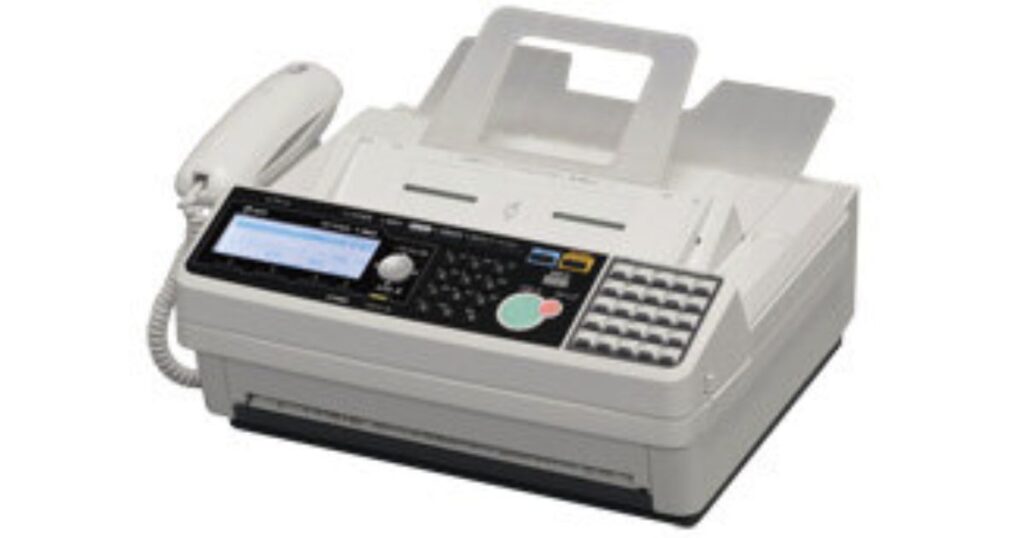受話器とテンキー、液晶画面が付いた、オフィスや家庭用の一般的な据え置き型FAX複合機の写真。
