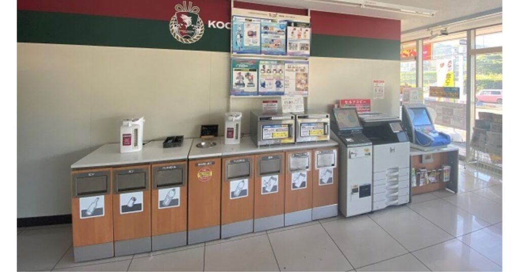 コンビニ店内に綺麗に並べられた分別ゴミ箱の様子。ビン、カン、ペットボトル、燃えるゴミなどが細かく分類されている。