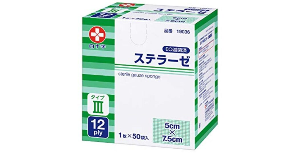 白十字「ステラーゼ」のパッケージ画像。タイプIII、12ply、5cm×7.5cmの滅菌ガーゼが50袋入っている緑色と白色の箱