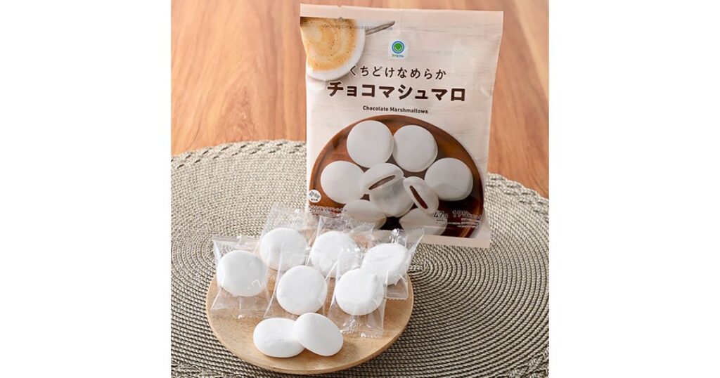 お皿に並べられた個包装のチョコマシュマロとパッケージ