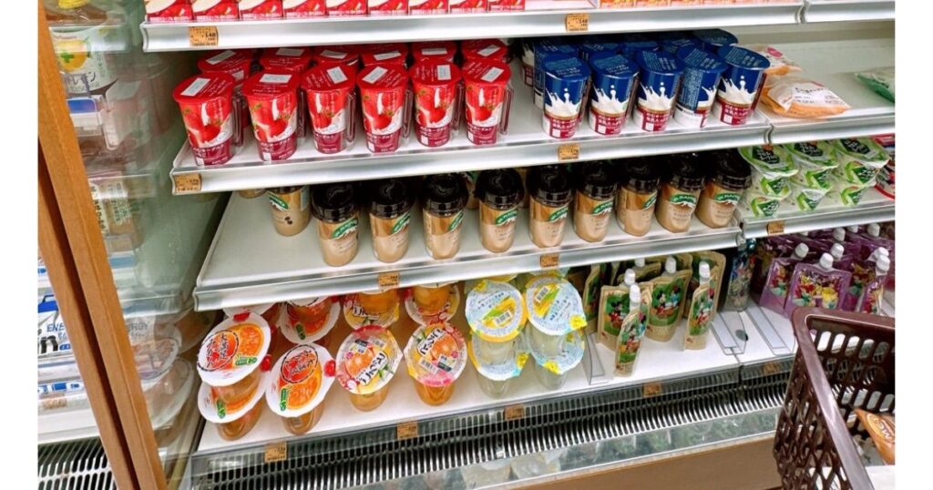 コンビニのチルド飲料・ゼリーコーナーの陳列棚