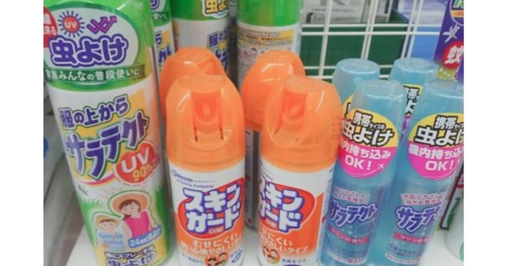 コンビニの棚に並んでいる携帯用虫よけスプレー