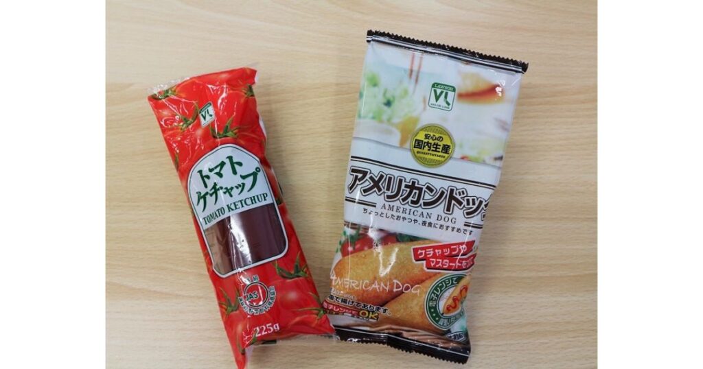 ローソンストア100（VL）の「トマトケチャップ」と「アメリカンドッグ」のパッケージ