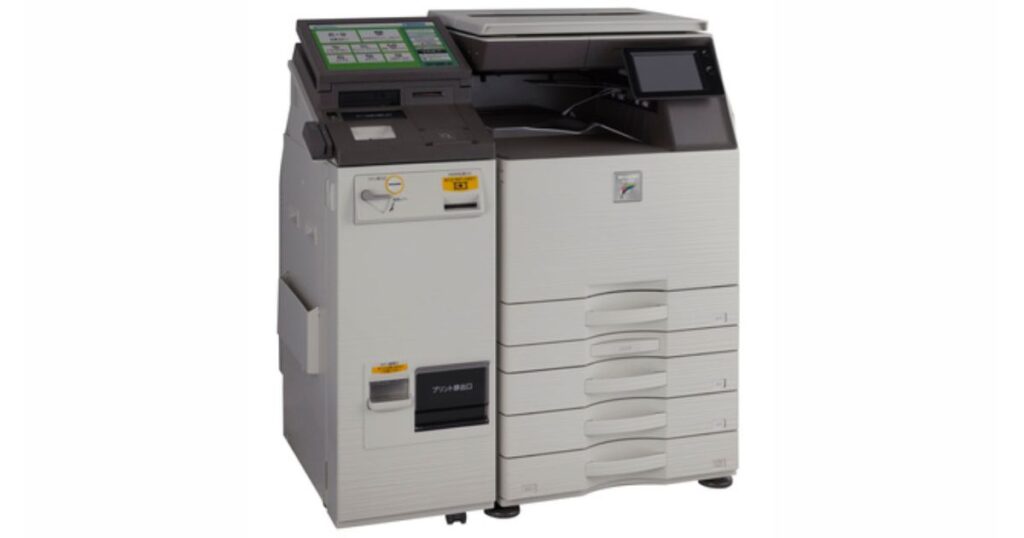 ファミリーマートやローソンに設置されている、液晶画面とコインベンダーが一体になったシャープ製の新型マルチコピー機。