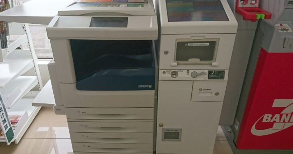 コンビニの店内に設置されているマルチコピー機と、その隣に配置されたセブン銀行ATMの様子。