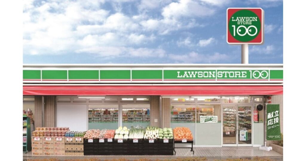 緑と赤の看板が特徴的な「ローソンストア100」の店舗外観と、店頭に並べられた生鮮食品や野菜のディスプレイ。