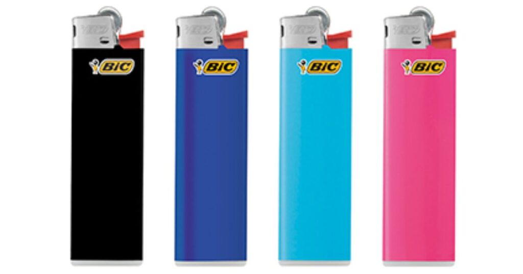 黒、青、水色、ピンクの4色が並んだBIC（ビック）ブランドの使い捨てフリントライター