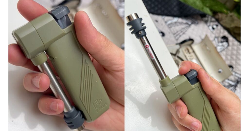 手で持ったカーキ色のF PLUS（エフプラス）伸長式バーナーライターの収納時と伸ばした時の比較