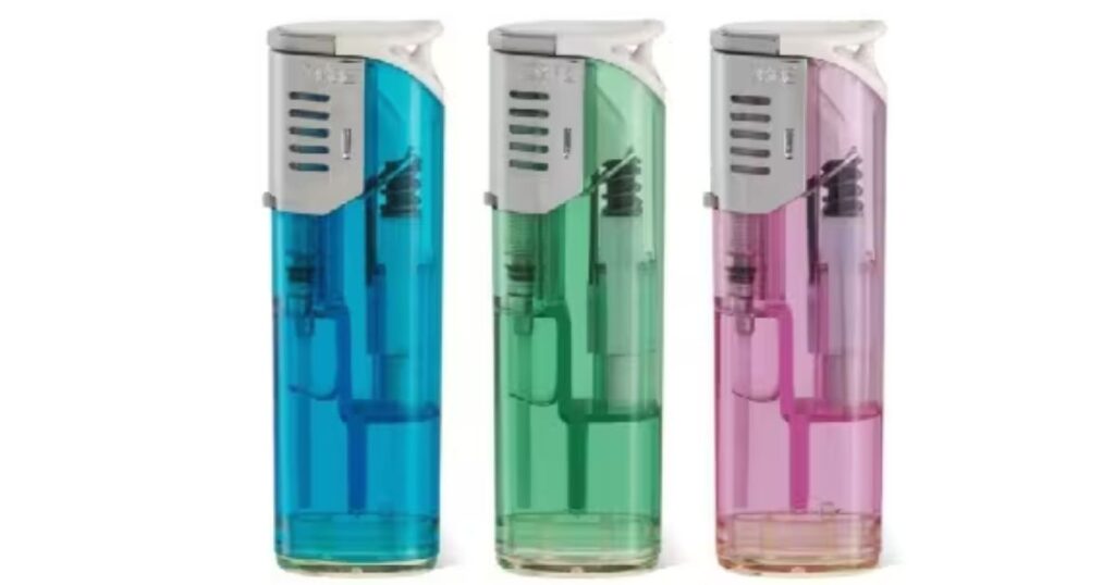 青、緑、ピンクの透明なプラスチック容器に入った使い捨て電子ライター