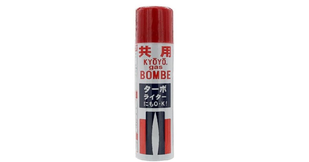 「共用ライター用ガスボンベ（ターボライターにもOK!）」と書かれた赤と白のガス缶