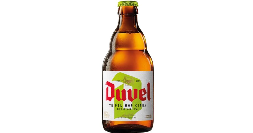 白い背景に置かれた、ベルギービール「デュベル(Duvel)」の330mlガラス瓶の写真。