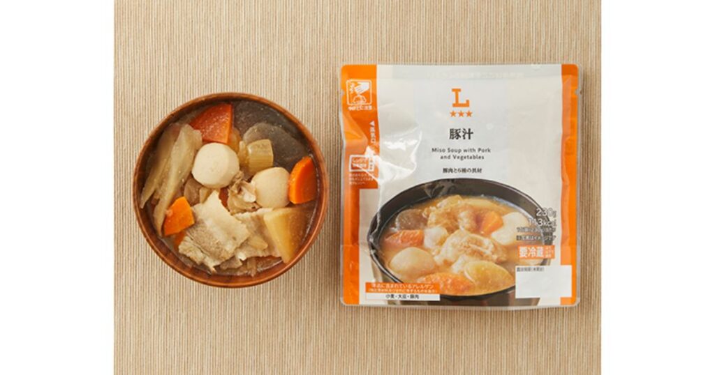 ローソンのチルド惣菜「豚汁」のパッケージと、お椀にたっぷりとよそわれた具だくさんの豚汁の写真