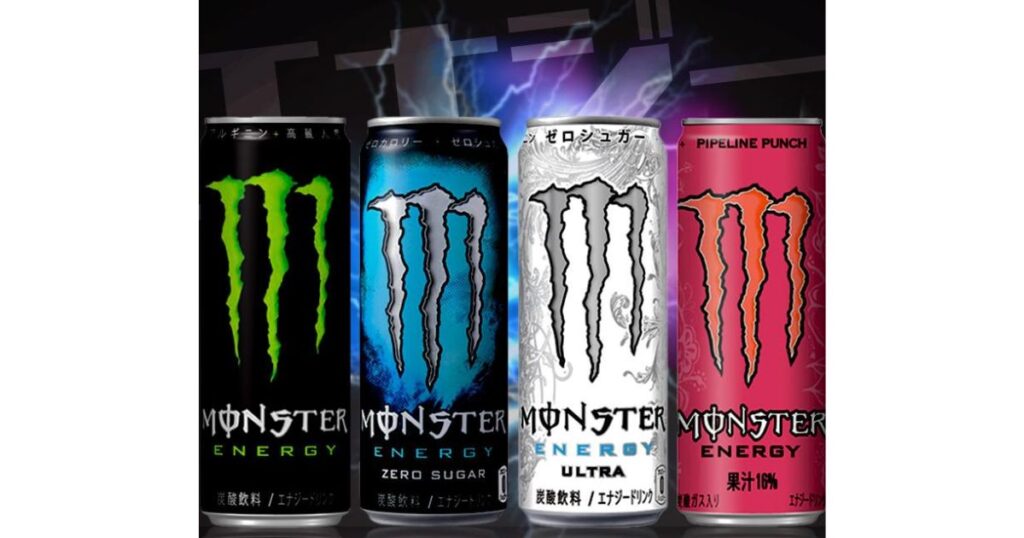 モンスターエナジーの代表的な4種類のフレーバー(オリジナル、ゼロシュガー、ウルトラ、パイプラインパンチ)の缶が並んでいる商品紹介画像。