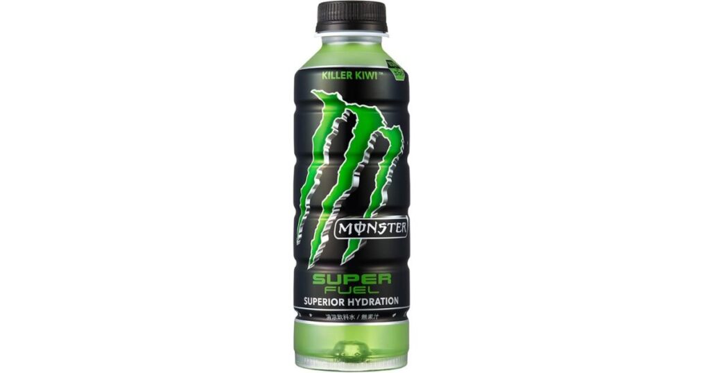 スポーツ時の水分補給に適した、ペットボトル容器入りの「モンスター スーパーフュエル キラーキウイ」の商品単体画像。