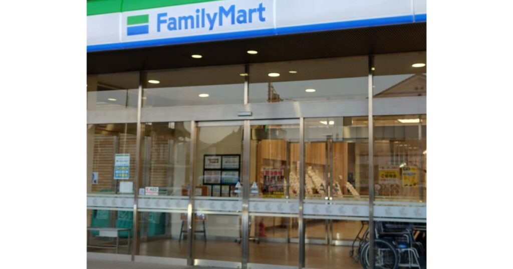 ファミリーマートの店舗入り口の正面写真。自動ドアとガラス張りの外観が写っている。