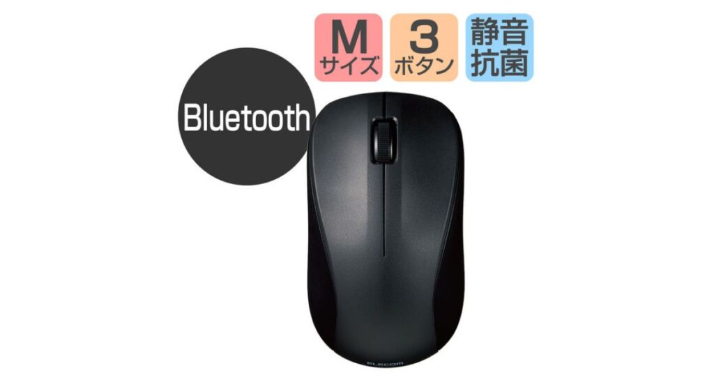 エレコム（ELECOM）の黒いBluetoothワイヤレスマウスを真上から見た製品画像。シンプルな左右対称の3ボタンデザイン（左右クリック、スクロールホイール）。画像上部にはマウスの特徴を示す3つの色付きアイコンが並んでいる。左から赤地に白文字で「Mサイズ」、中央にオレンジ地に白文字で「3ボタン」、右に青地に白文字で「静音 抗菌」と書かれている。左側には黒い円の中に白い「Bluetooth」の文字が入ったラベルがあり、マウス本体の下部にはELECOMのロゴが印字されている。