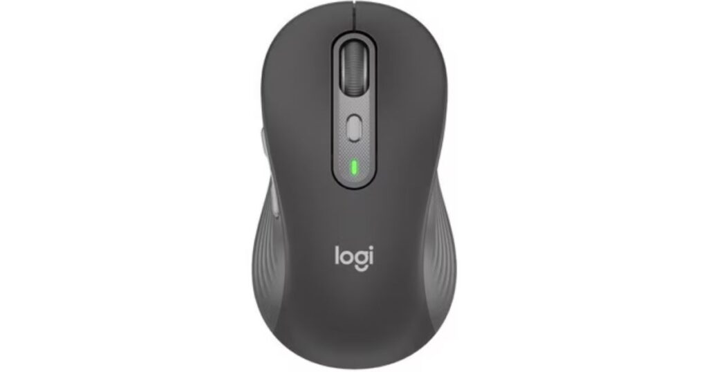 ロジクール（Logitech / logi）の黒いワイヤレスマウス「MX Anywhere 3」を斜め上から見た製品画像。グラファイトカラーのマウスで、人間工学に基づいたサイドの波打つテクスチャが特徴。上部には、金属製のMagSpeed電磁気スクロールホイール、中央にモード切り替えボタン、その下に緑色に点灯するLEDインジケーターがある。マウス本体の下部中央には「logi」のロゴが配置されている。