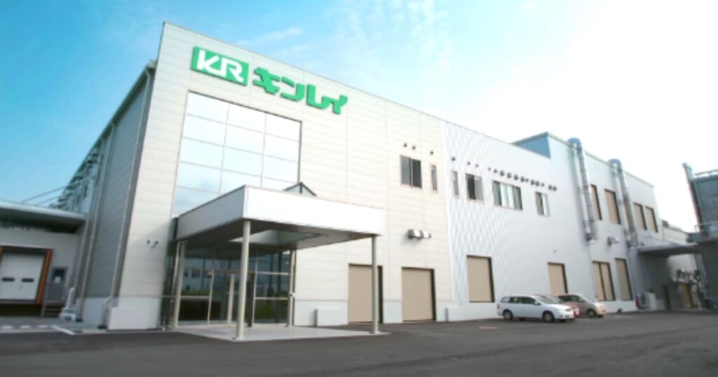 コンビニの冷凍鍋焼きうどんなどを製造している、株式会社キンレイの工場外観と青空