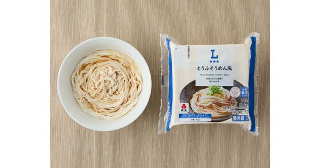 ローソンのとうふそうめん風のパッケージと、器に盛り付けられた白いとうふそうめんの俯瞰写真