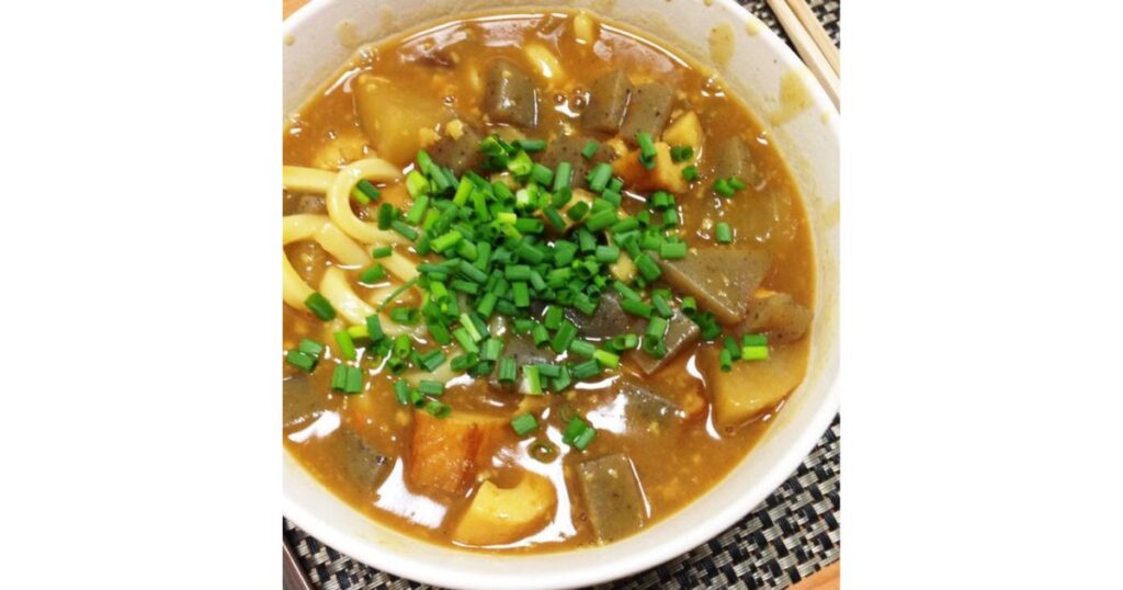 コンビニのおでんとうどんを組み合わせ、たっぷりの小ネギを散らした簡単アレンジレシピの写真