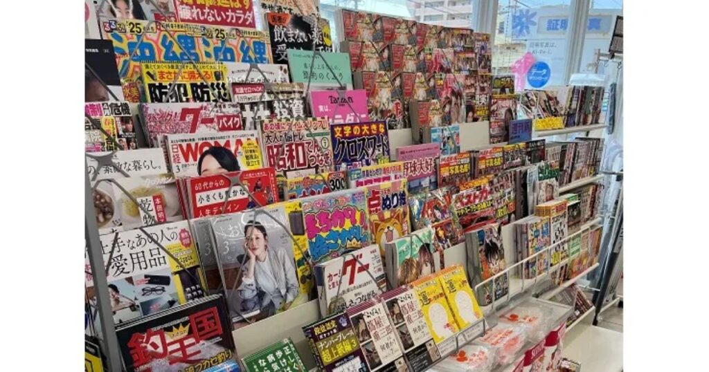 コンビニの雑誌コーナーに、最新号の週刊誌やファッション誌、新刊本などがずらりと並んでいる様子