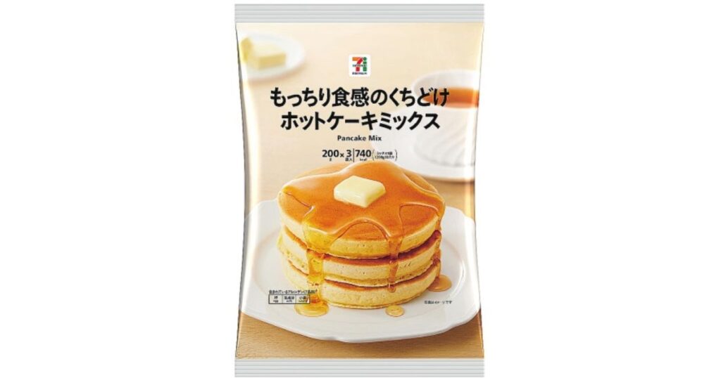 セブンプレミアムの「もっちり食感のくちどけ ホットケーキミックス」の商品パッケージ。中央にはバターとシロップがかかった3段のパンケーキの写真がある。下部に「200g×3袋入」の記載。