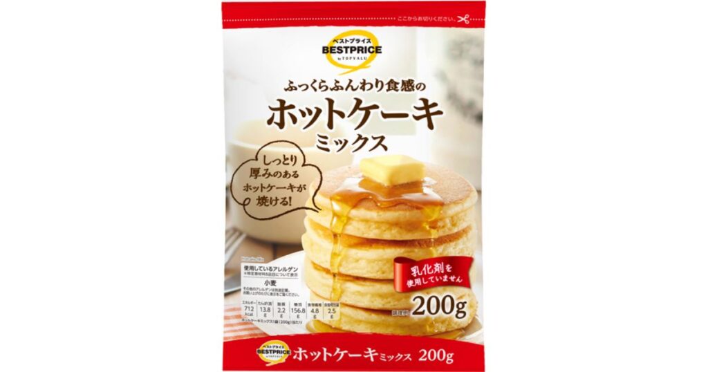 トップバリュ ベストプライスの「ふっくらふんわり食感のホットケーキミックス」の商品パッケージ。中央には厚みのあるパンケーキの写真があり、「200g」と記載されている。