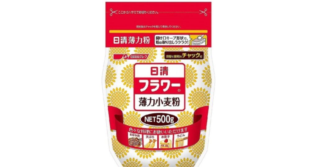 日清フラワーの「薄力小麦粉」の商品パッケージ。チャック付きで、パッケージには小麦の穂のデザインが施され、「NET 500g」と記載されている。