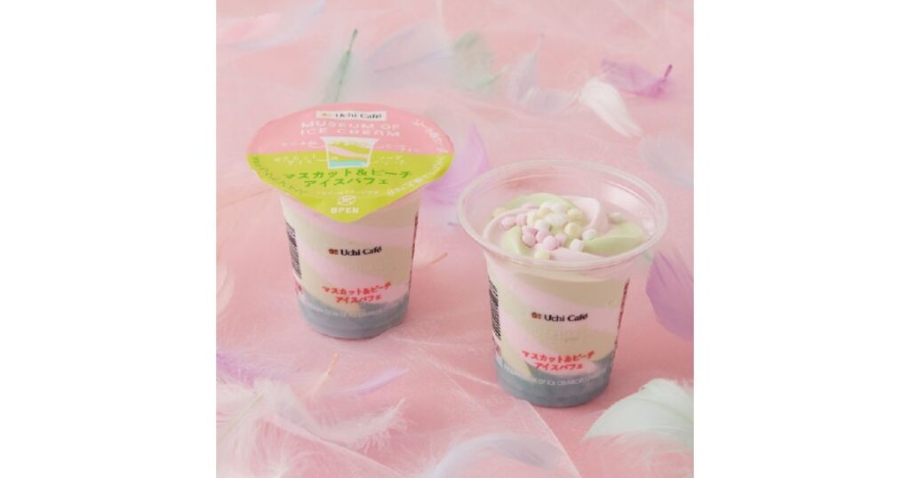 ローソン「Uchi Café」のマスカット&ピーチアイスパフェ。淡いピンク色の背景に羽が散りばめられ、蓋付きと蓋を開けた状態の2つのカップアイスが並んでいる。