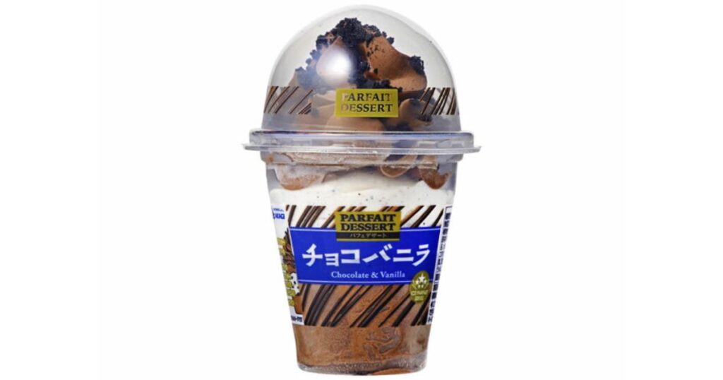 赤城乳業「パフェデザート チョコバニラ」のパッケージ。透明なドーム型の蓋がついた、層状のチョコレートとバニラアイスのボリュームあるカップアイス。
