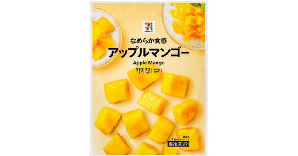 セブンプレミアム「なめらか食感 アップルマンゴー」のパッケージ。黄色い背景に、冷凍された四角いカットマンゴーがゴロゴロと散りばめられた袋タイプの商品。