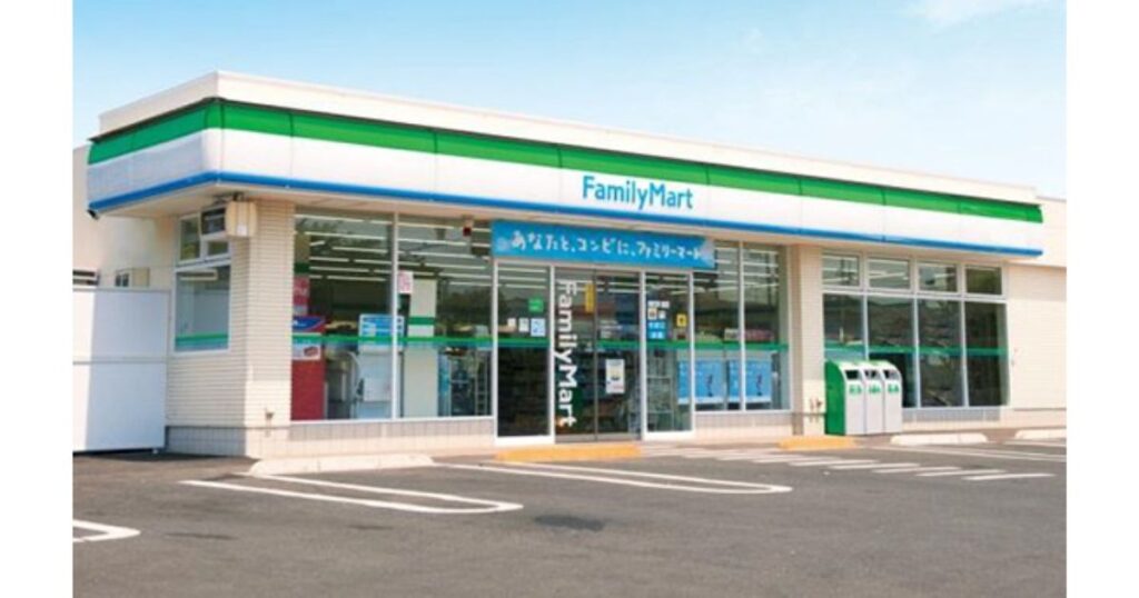 ファミリーマートの店舗外観。日中の明るい時間帯の店舗正面と駐車場の様子