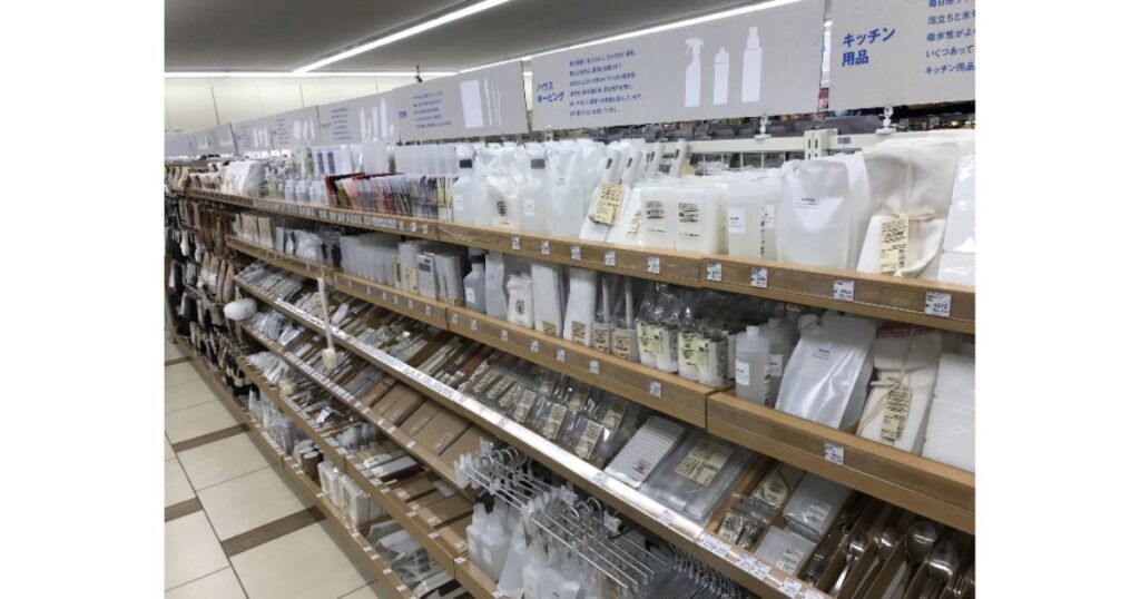 無印良品の文房具や日用品が豊富に並べられている店舗の陳列棚
