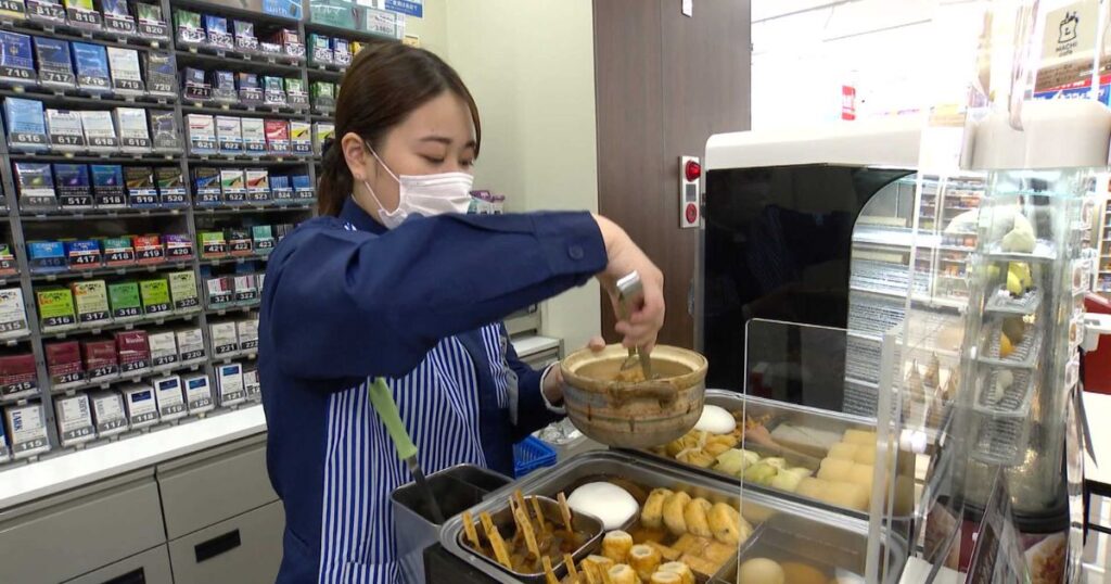 レジ横の什器でおでんの準備や提供をしているコンビニ店員の様子