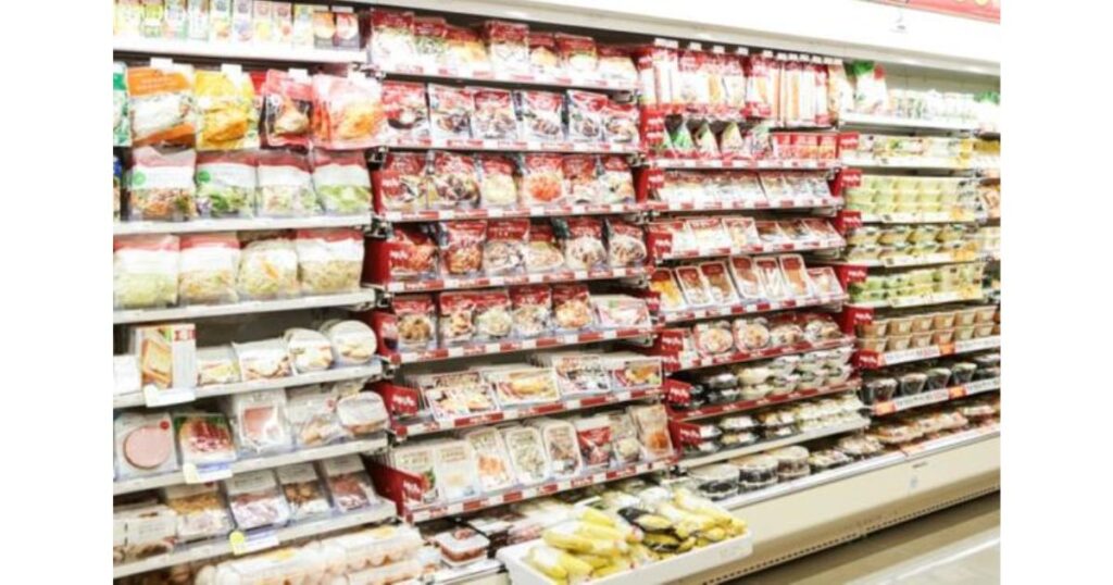 生卵や惣菜、日配品などが豊富に陳列されているコンビニの冷蔵ショーケース売り場