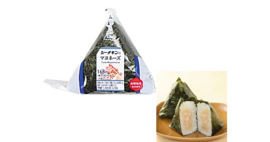 コンビニの定番商品であるシーチキンマヨネーズおにぎりのパッケージと、具材がたっぷり詰まった中身の断面写真