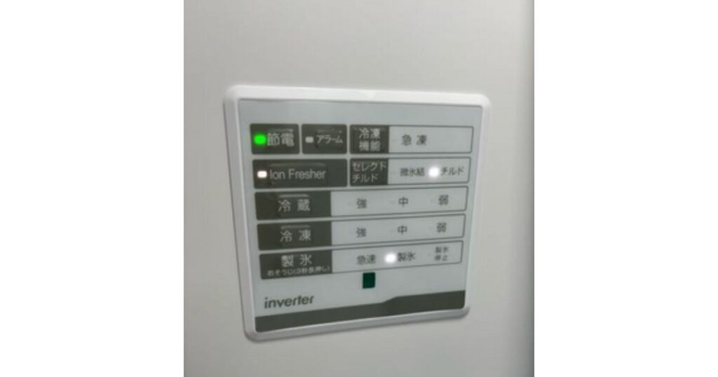 家庭用冷蔵庫の温度設定や機能を選択する操作パネル