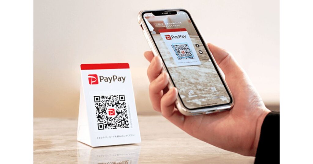 スマートフォンでQRコード決済「PayPay（ペイペイ）」を利用している様子
