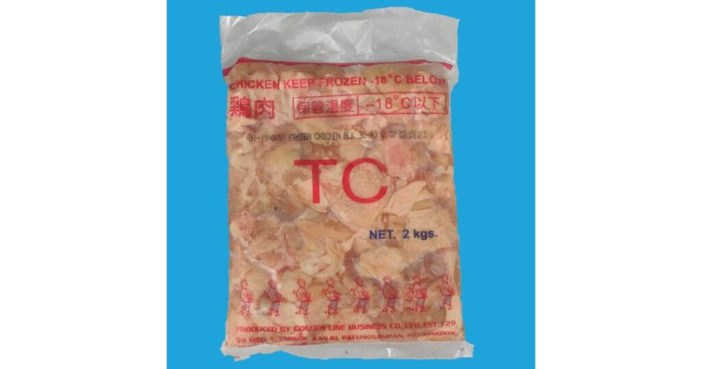 業務用の大容量（2kg）冷凍鶏肉が入ったパッケージの写真。タイ産など輸入鶏肉のイメージ