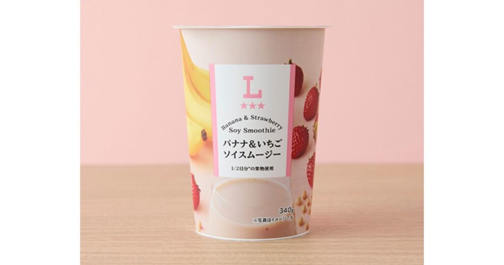ローソンのオリジナル商品「バナナ&いちご ソイスムージー」のパッケージ写真。ピンクの背景にイチゴとバナナが描かれたカップ。